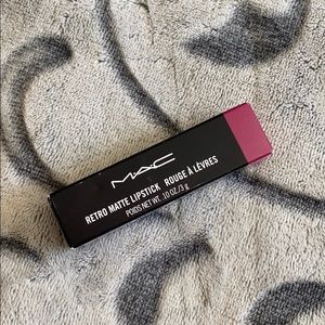MAC Cosmetics Matte “Flat Out Fabulous”Lipstick